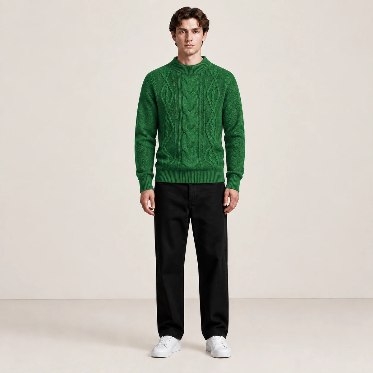 Pull jacquard vert porté de face dans le studio IVAREE.