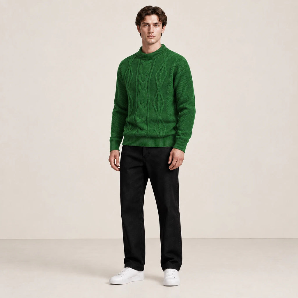 Pull jacquard vert porté de trois-quarts dans le studio IVAREE.