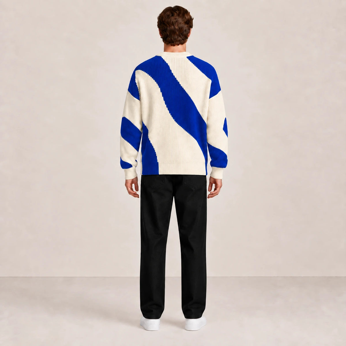 Pull en maille à motif ondulé bleu et écru, vue de dos dans le studio IVAREE