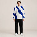 Pull homme en maille à motif ondulé bleu et écru, porté de face en studio IVAREE.