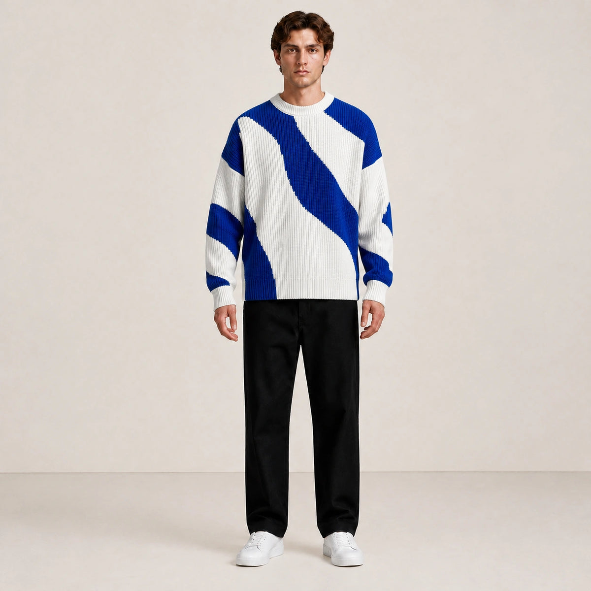Pull homme en maille à motif ondulé bleu et écru, porté de face en studio IVAREE.