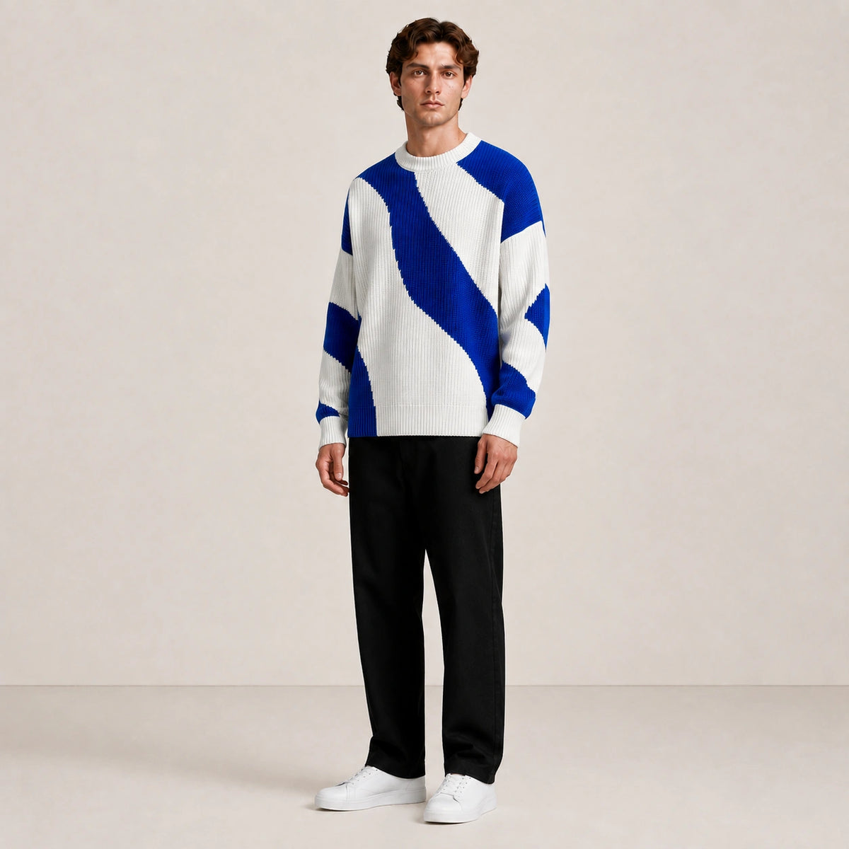 Pull homme en maille à motif ondulé bleu et écru, porté de trois-quarts en studio IVAREE.