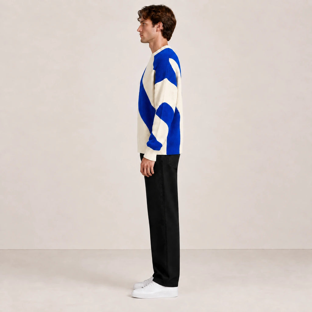 Pull en maille à motif ondulé bleu et écru, vue de profil dans le studio IVAREE