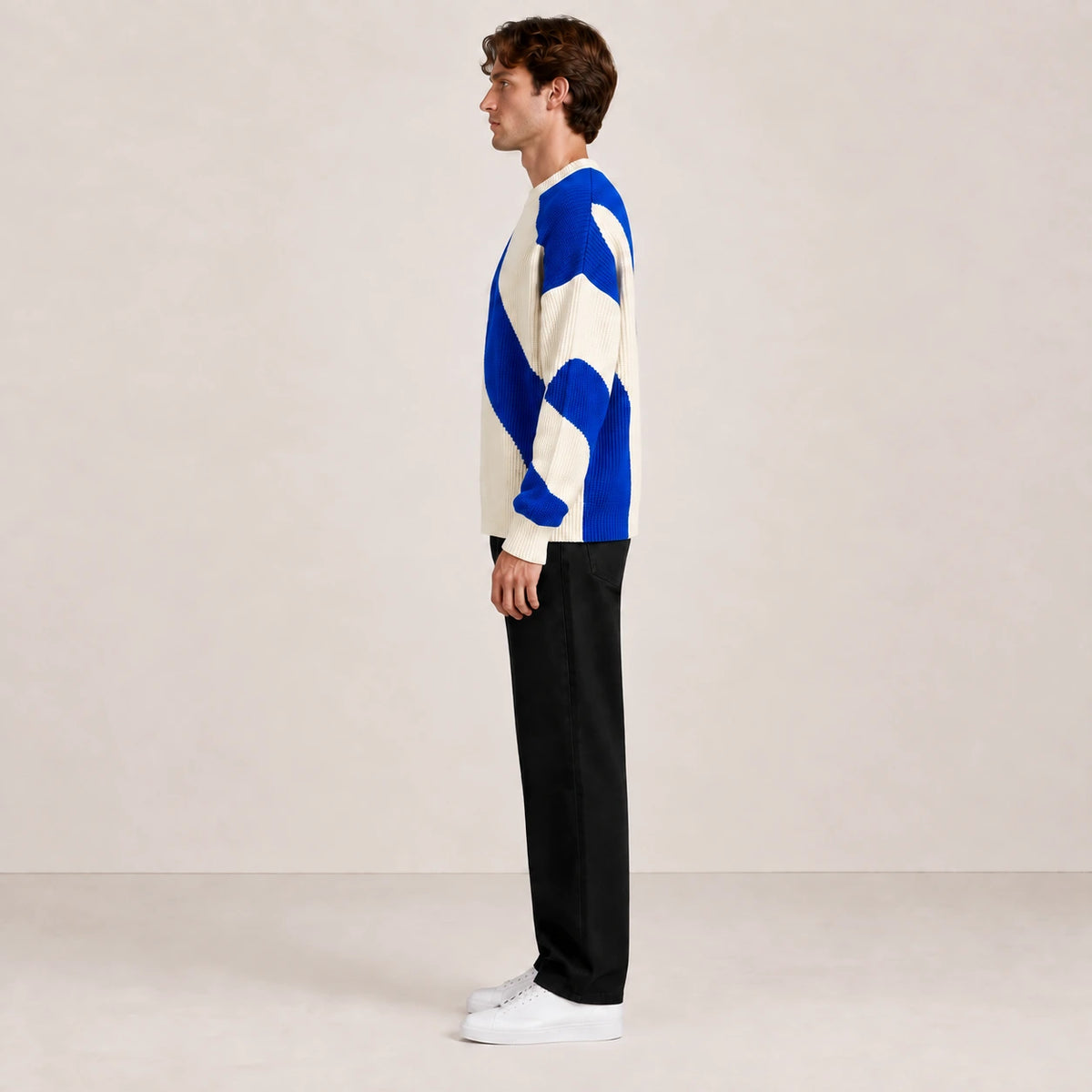 Pull en maille à motif ondulé bleu et écru, vue de profil dans le studio IVAREE