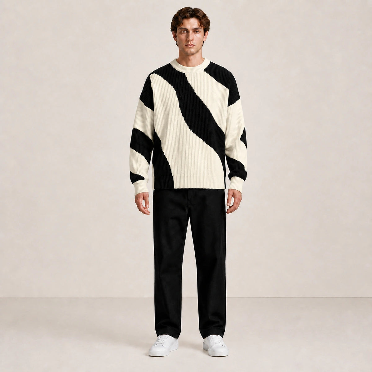 Pull homme en maille à motif ondulé noir et écru, porté de face en studio IVAREE.