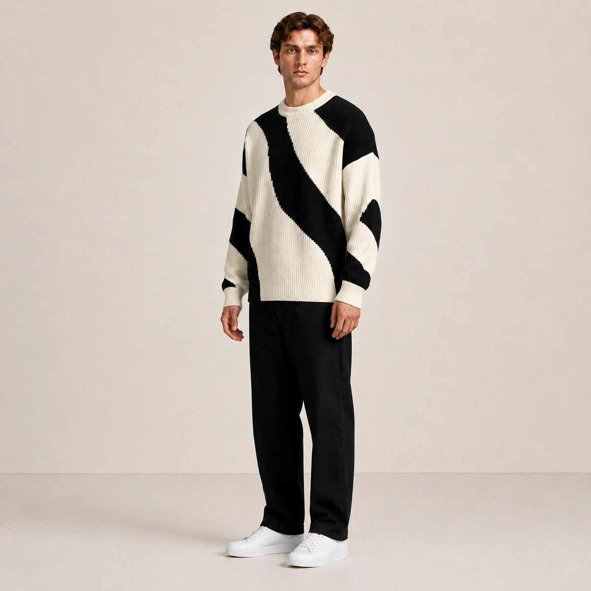 Pull homme en maille à motif ondulé noir et écru, porté de trois-quarts en studio IVAREE.