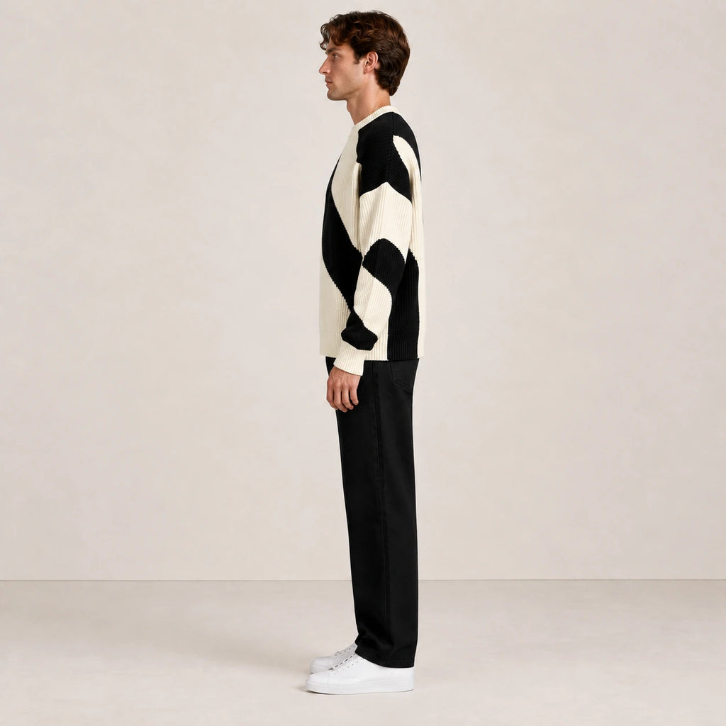 Pull en maille à motif ondulé noir et écru, vue de profil dans le studio IVAREE