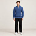 Pull bleu en maille nid d'abeille à col zippé porté de face dans le studio IVAREE.