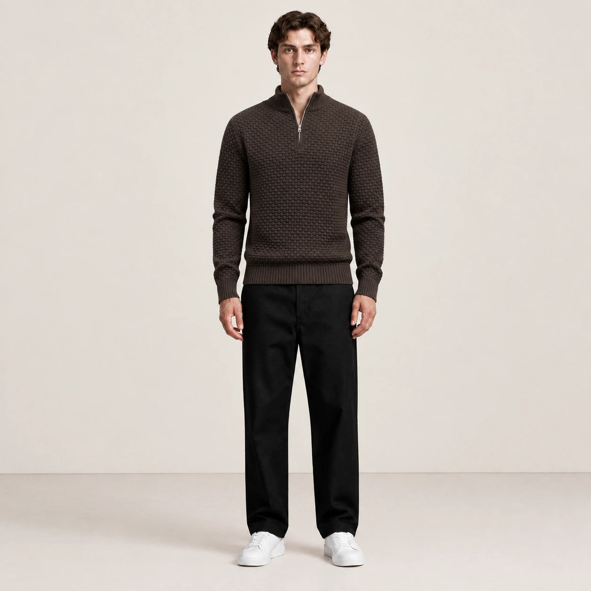 Pull café en maille nid d'abeille à col zippé porté de face dans le studio IVAREE.