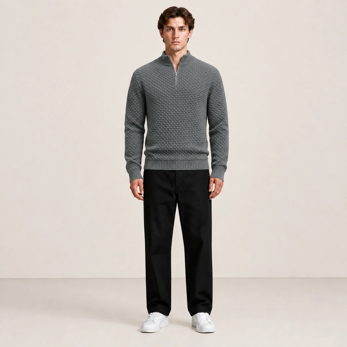 Pull gris en maille nid d'abeille à col zippé porté de face dans le studio IVAREE.