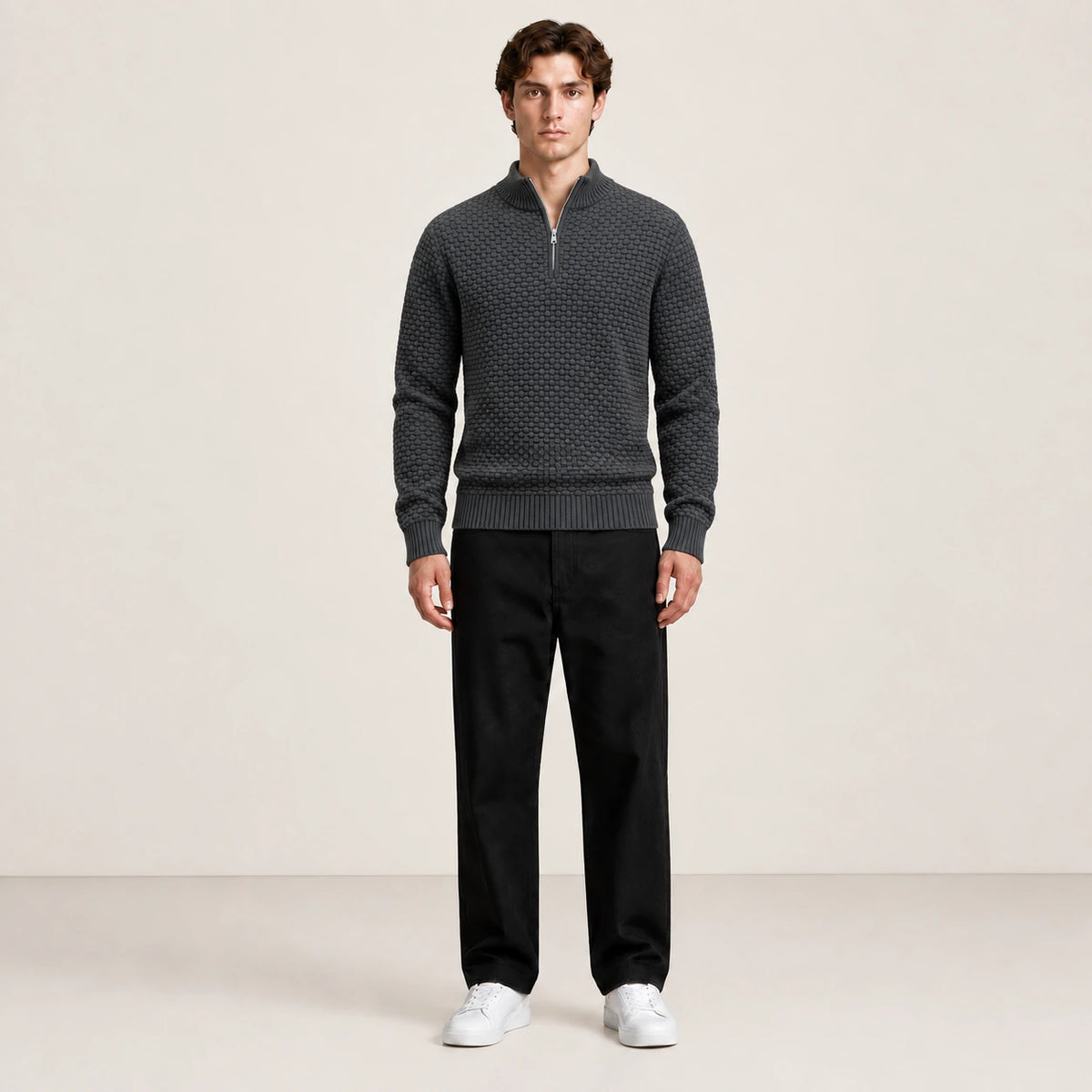 Pull gris foncé en maille nid d'abeille à col zippé porté de face dans le studio IVAREE.