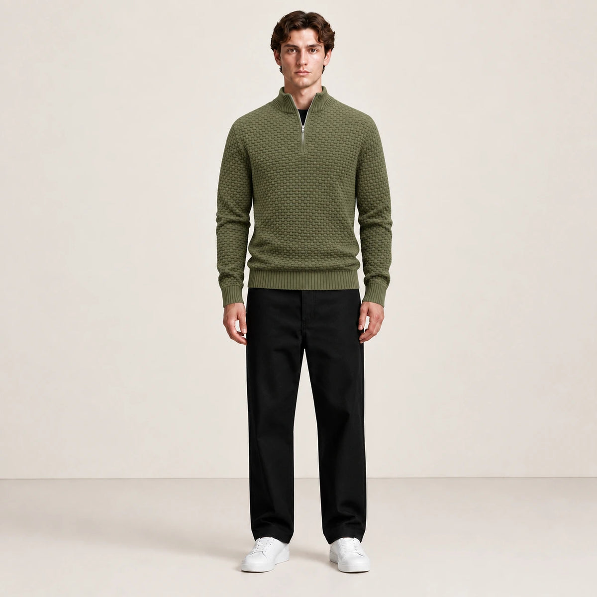 Pull vert olive en maille nid d'abeille à col zippé porté de face dans le studio IVAREE.