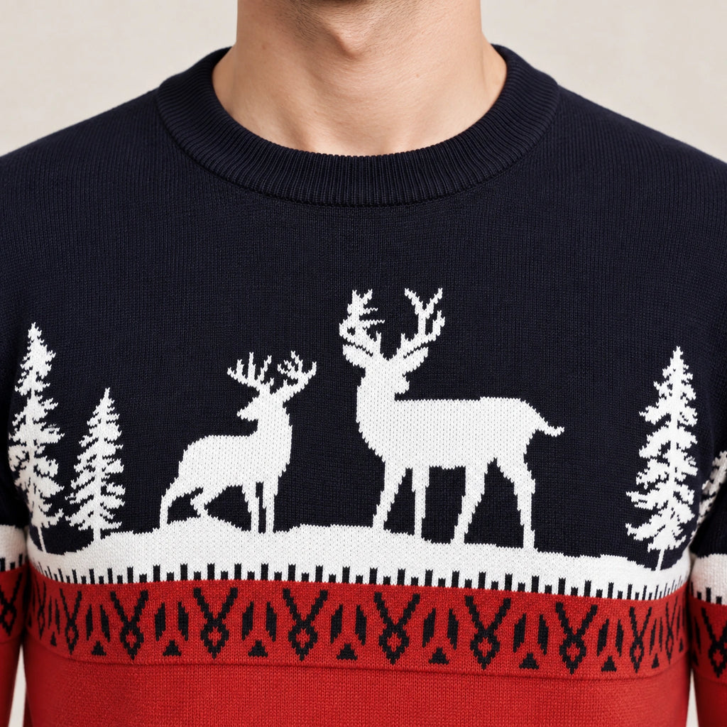 Pull rouge et bleu marine à motifs de rennes et sapins blancs, détail du col côtelé et des motifs tricotés, studio IVAREE.