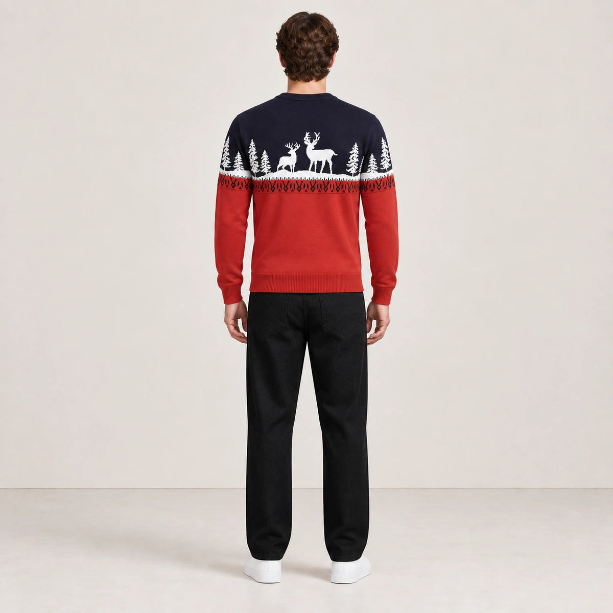 Pull rouge et bleu marine à motifs de rennes et sapins blancs, porté de dos, studio IVAREE.