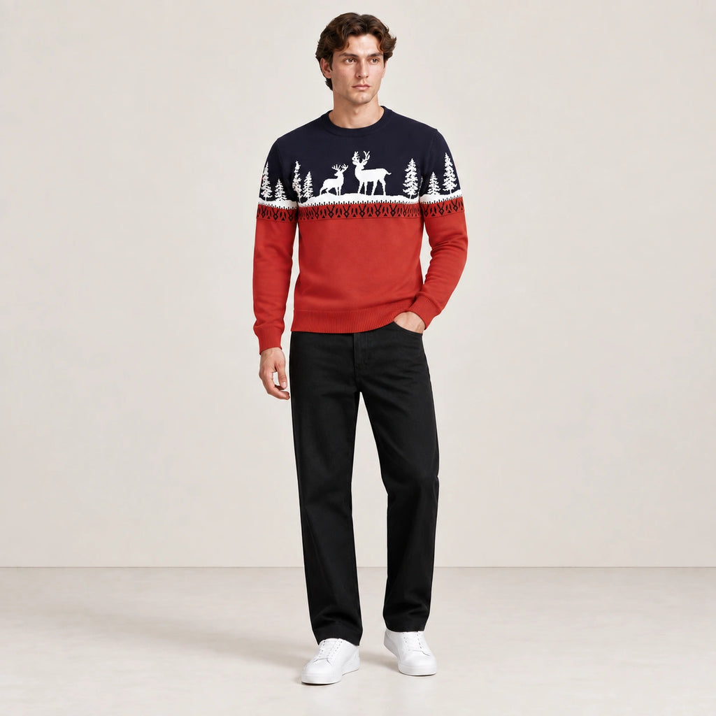Pull rouge et bleu marine à motifs de rennes et sapins blancs, porté en pose naturelle, studio IVAREE.