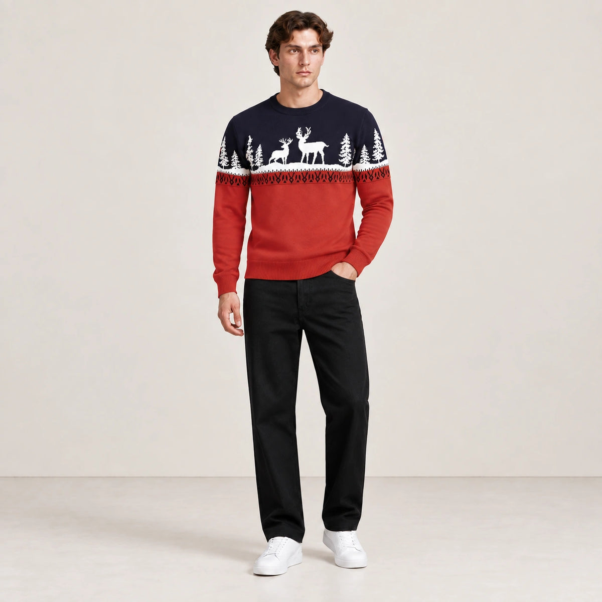 Pull rouge et bleu marine à motifs de rennes et sapins blancs, porté en pose naturelle, studio IVAREE.