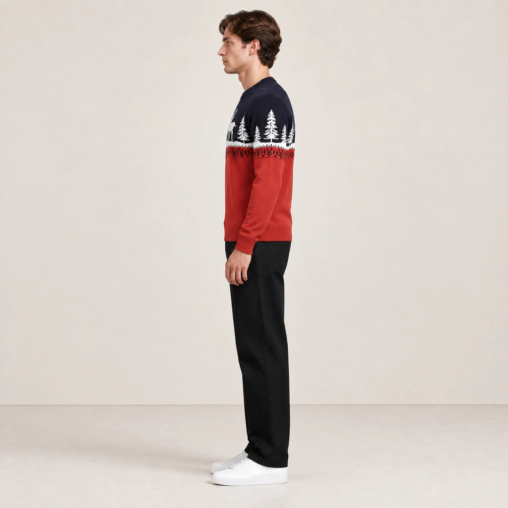 Pull rouge et bleu marine à motifs de rennes et sapins blancs, porté de profil, studio IVAREE.