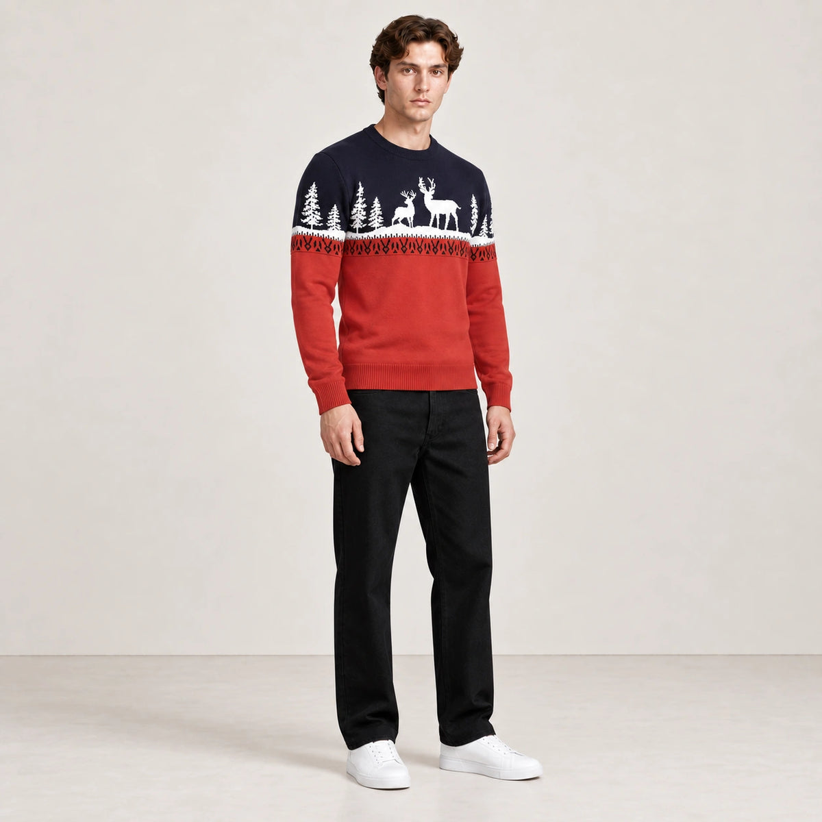 Pull rouge et bleu marine à motifs de rennes et sapins blancs, porté de trois-quarts, studio IVAREE.