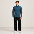 Pull quart-zip bleu chiné porté de face dans le studio IVAREE.