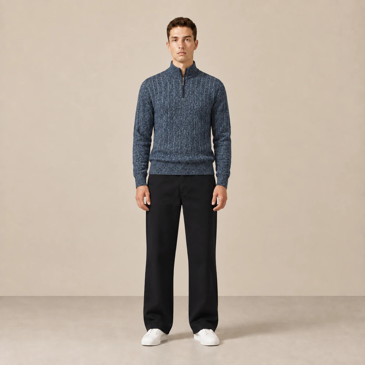 Pull quart-zip bleu foncé chiné porté de face dans le studio IVAREE.
