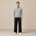 Pull quart-zip gris clair chiné porté de face dans le studio IVAREE.