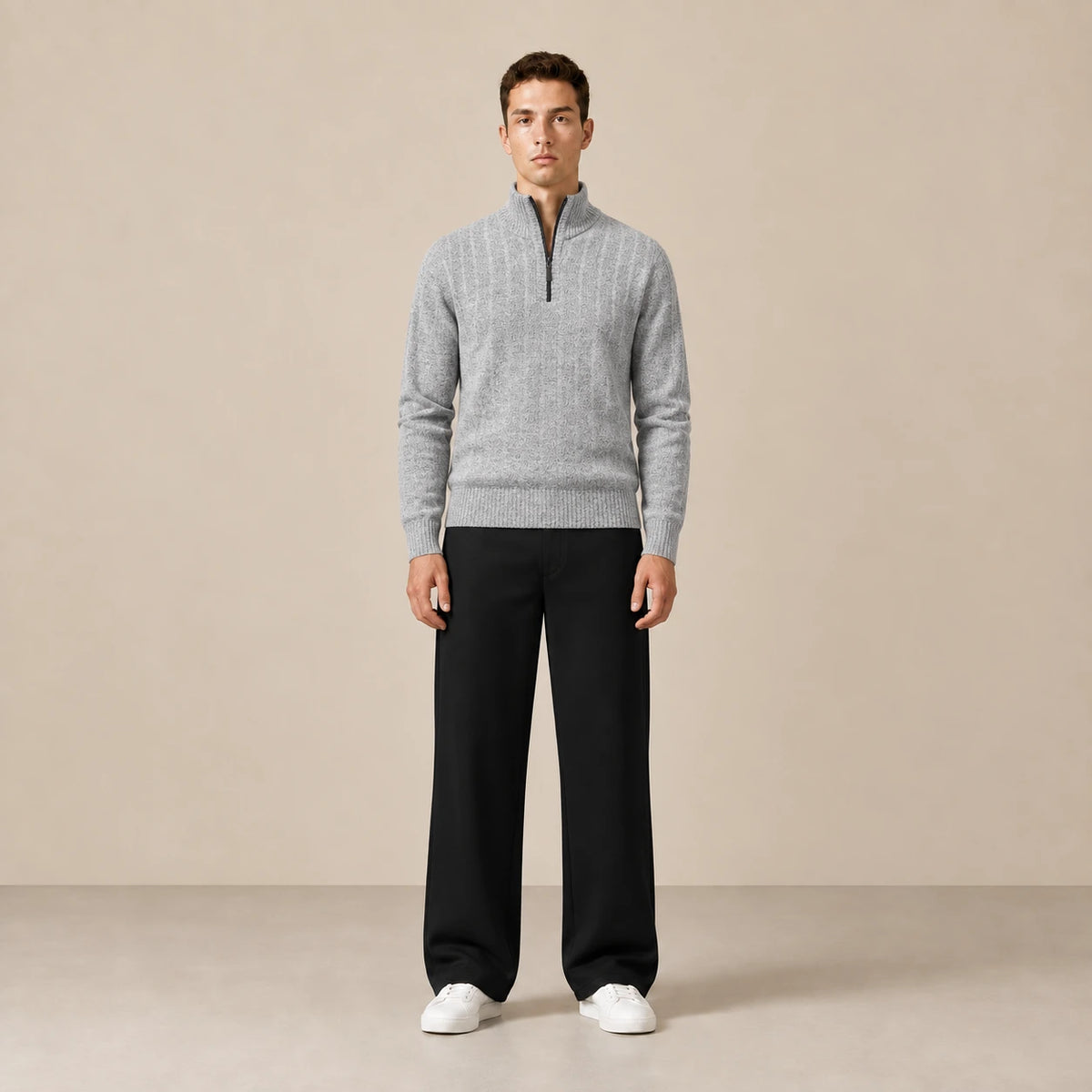 Pull quart-zip gris clair chiné porté de face dans le studio IVAREE.