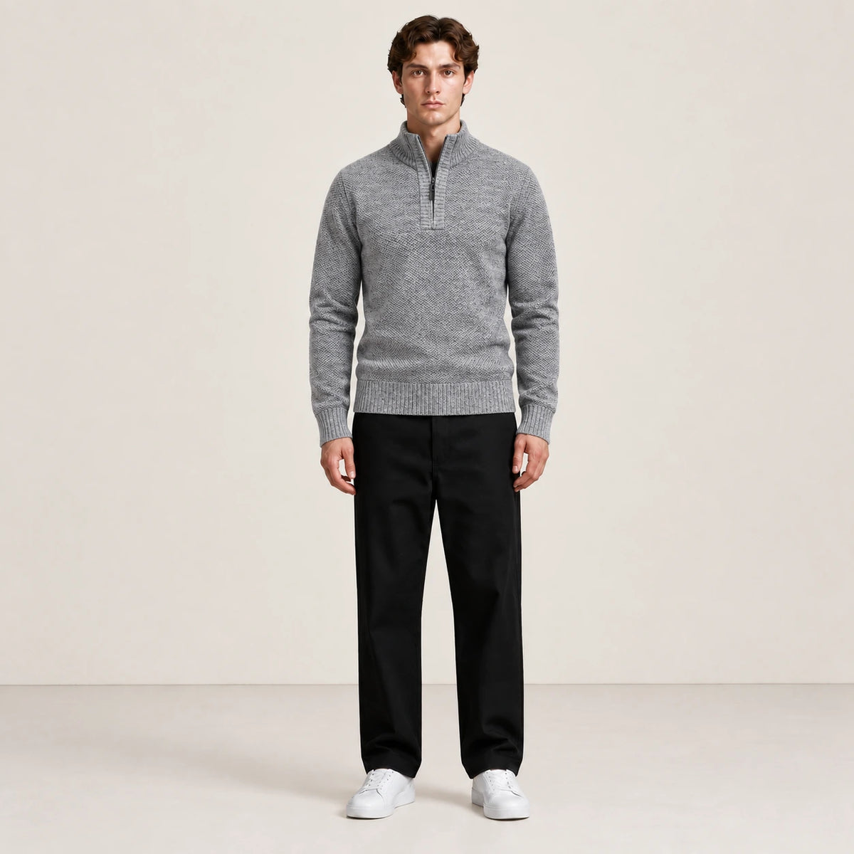 Pull quart-zip gris chiné porté de face dans le studio IVAREE.