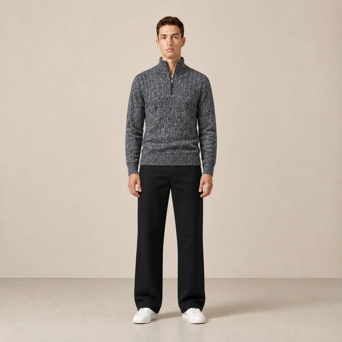 Pull quart-zip gris foncé chiné porté de face dans le studio IVAREE.