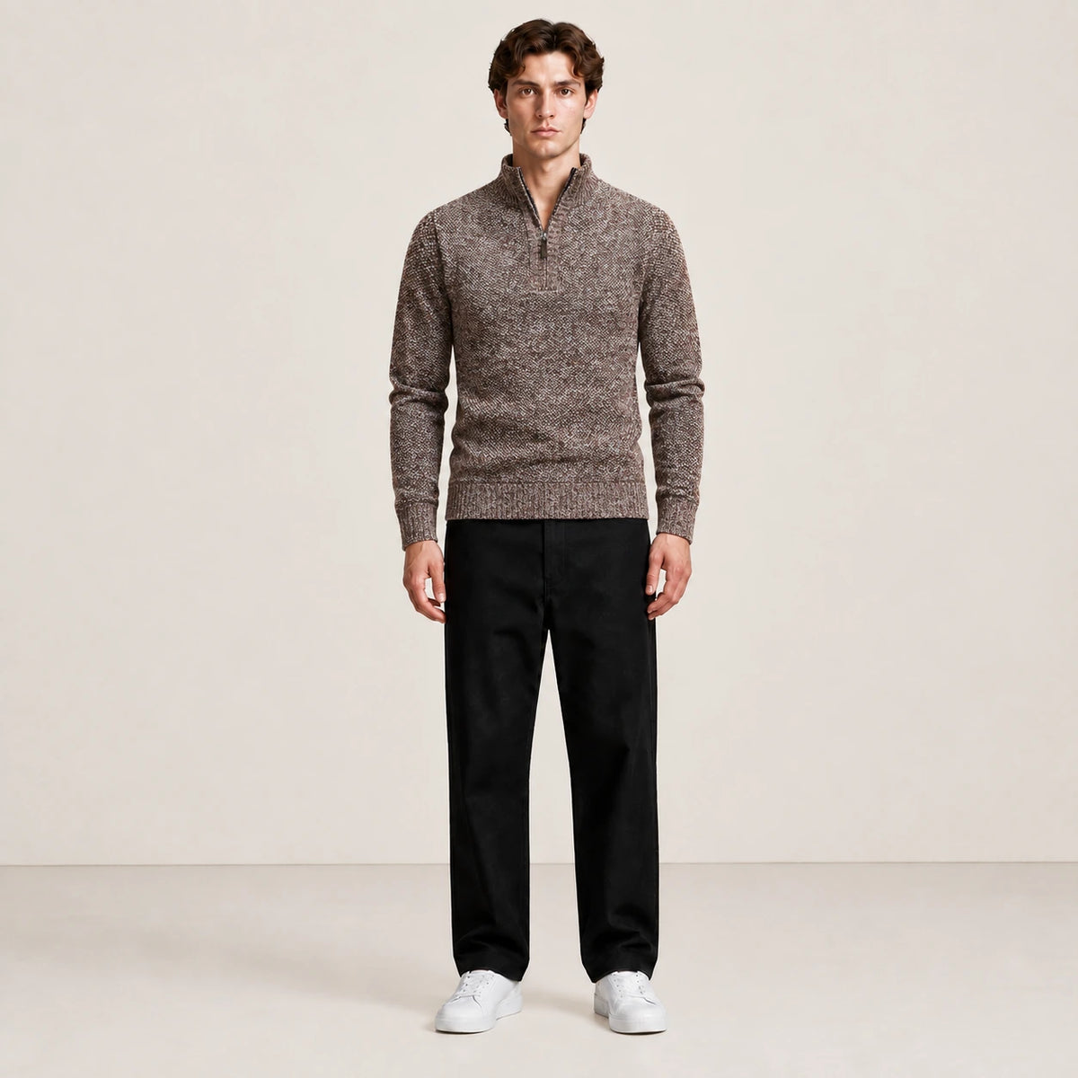 Pull quart-zip marron chiné porté de face dans le studio IVAREE.