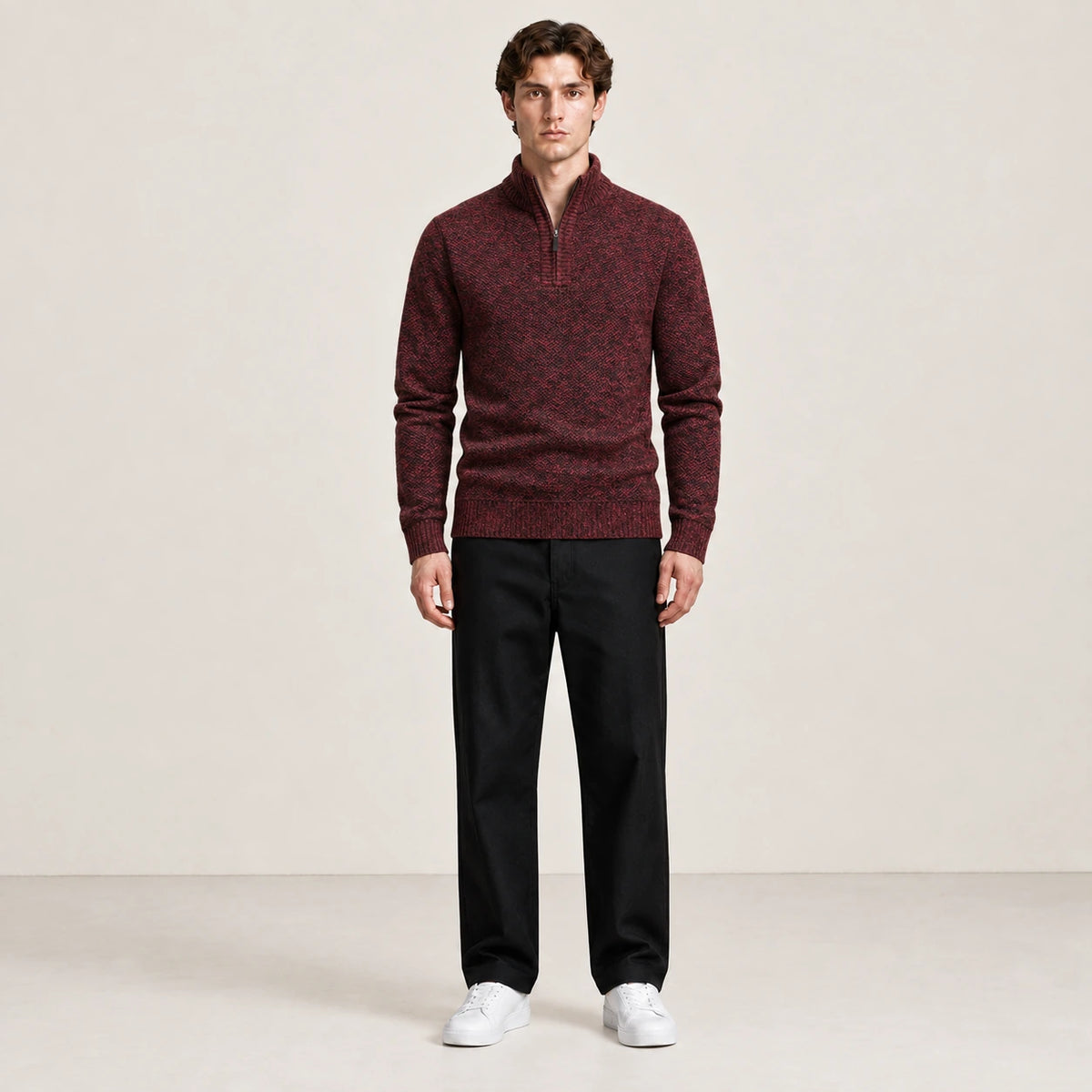 Pull quart-zip rouge chiné porté de face dans le studio IVAREE.