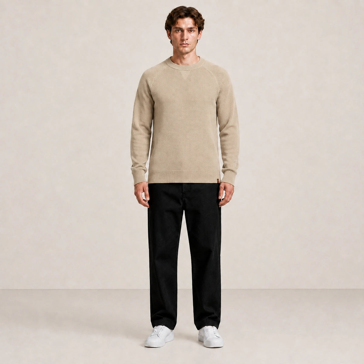 Pull homme col rond à manches raglan beige, porté de face en studio IVAREE.