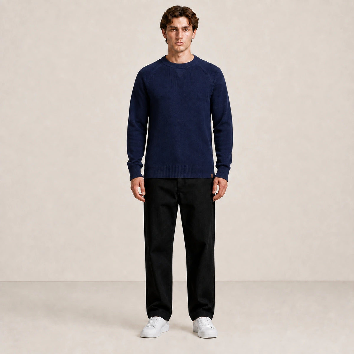 Pull homme col rond à manches raglan bleu marine, porté de face en studio IVAREE.