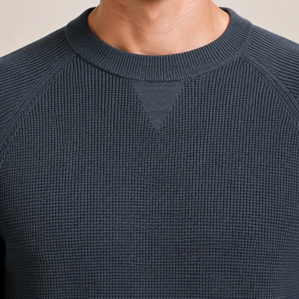 Détail du col rond, de l’empiècement triangulaire et de la maille gris ardoise du pull IVAREE.