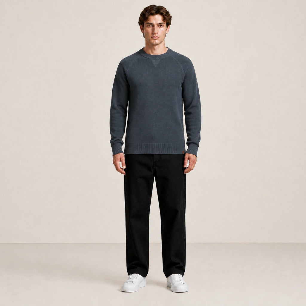 Pull homme col rond à manches raglan gris ardoise, porté de face en studio IVAREE.