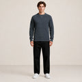Pull homme col rond à manches raglan gris ardoise, porté de face en studio IVAREE.