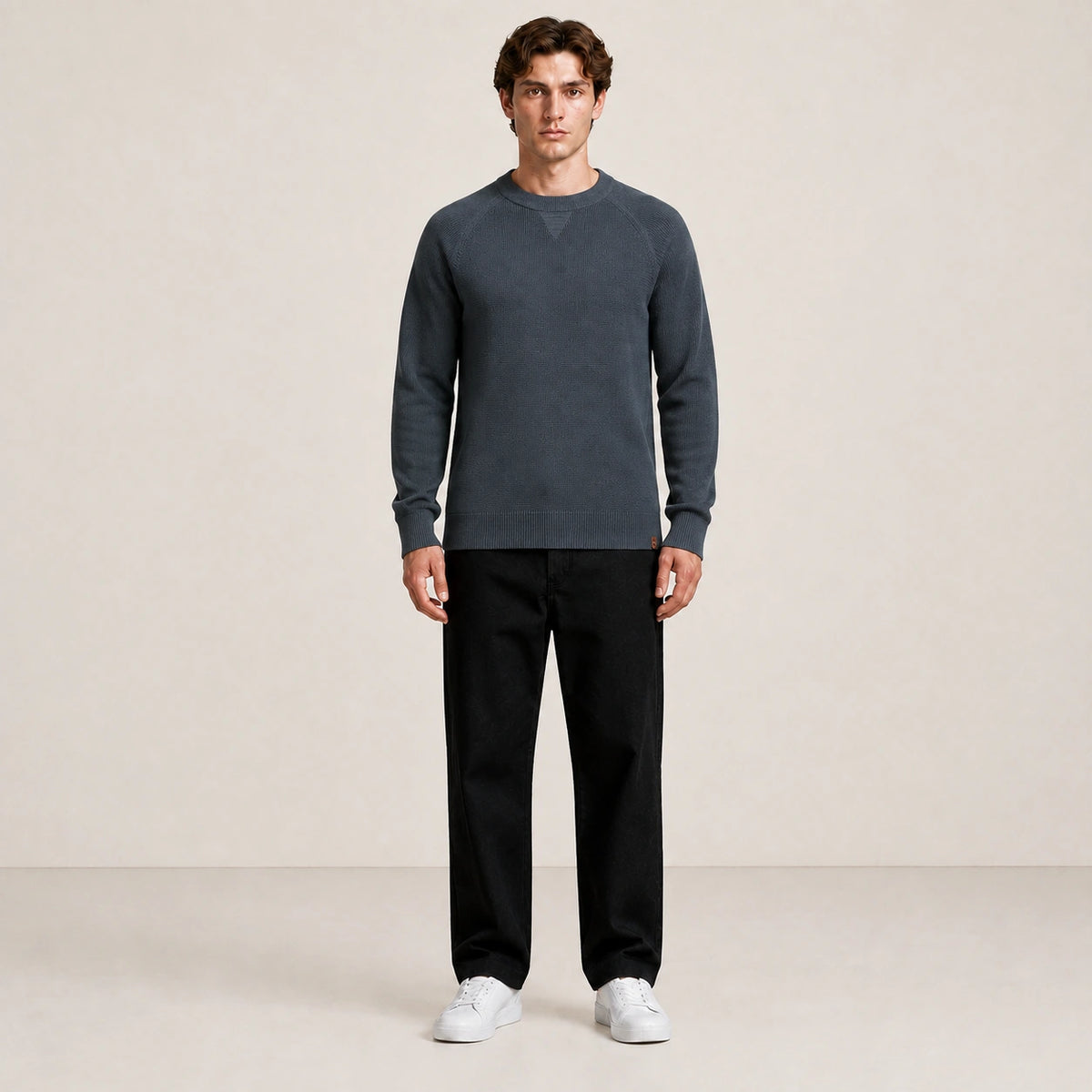 Pull homme col rond à manches raglan gris ardoise, porté de face en studio IVAREE.