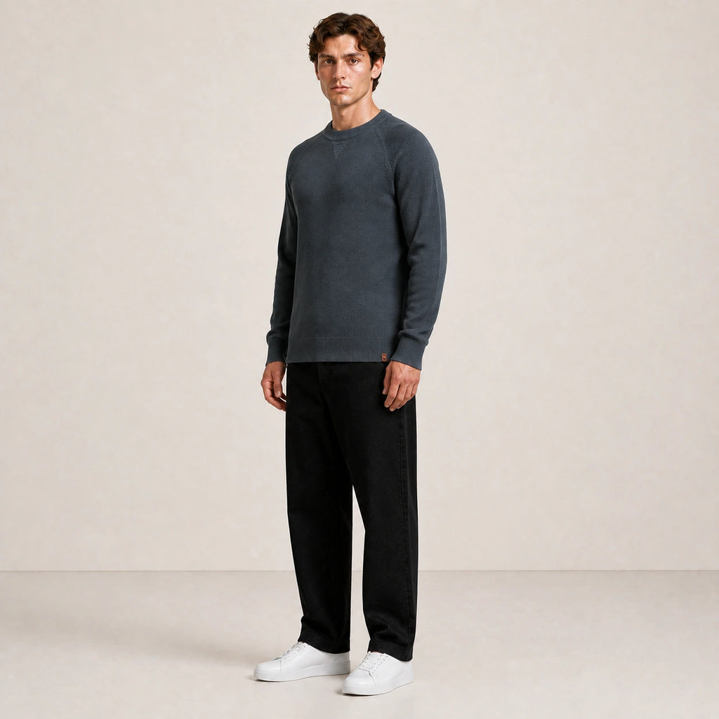 Pull homme col rond à manches raglan gris ardoise, porté de trois quarts en studio IVAREE.