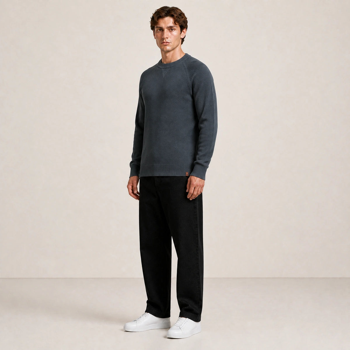 Pull homme col rond à manches raglan gris ardoise, porté de trois quarts en studio IVAREE.