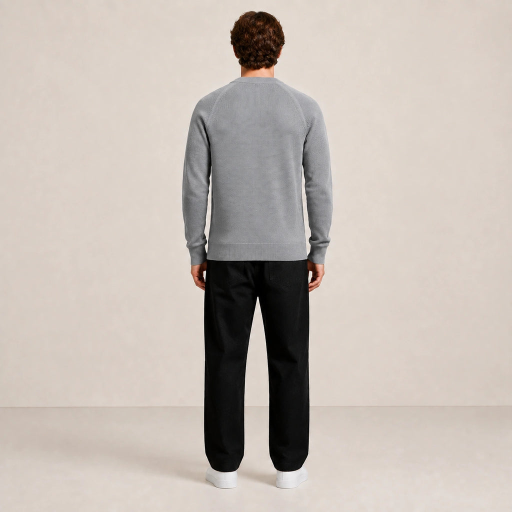 Dos du pull homme col rond à manches raglan gris clair, porté en studio IVAREE.