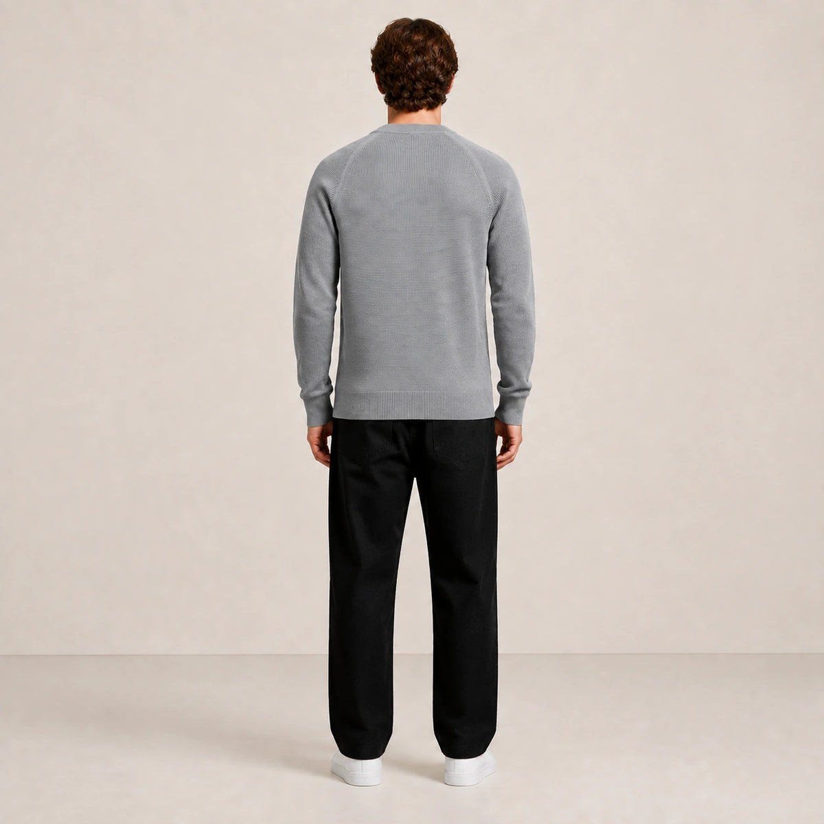 Dos du pull homme col rond à manches raglan gris clair, porté en studio IVAREE.
