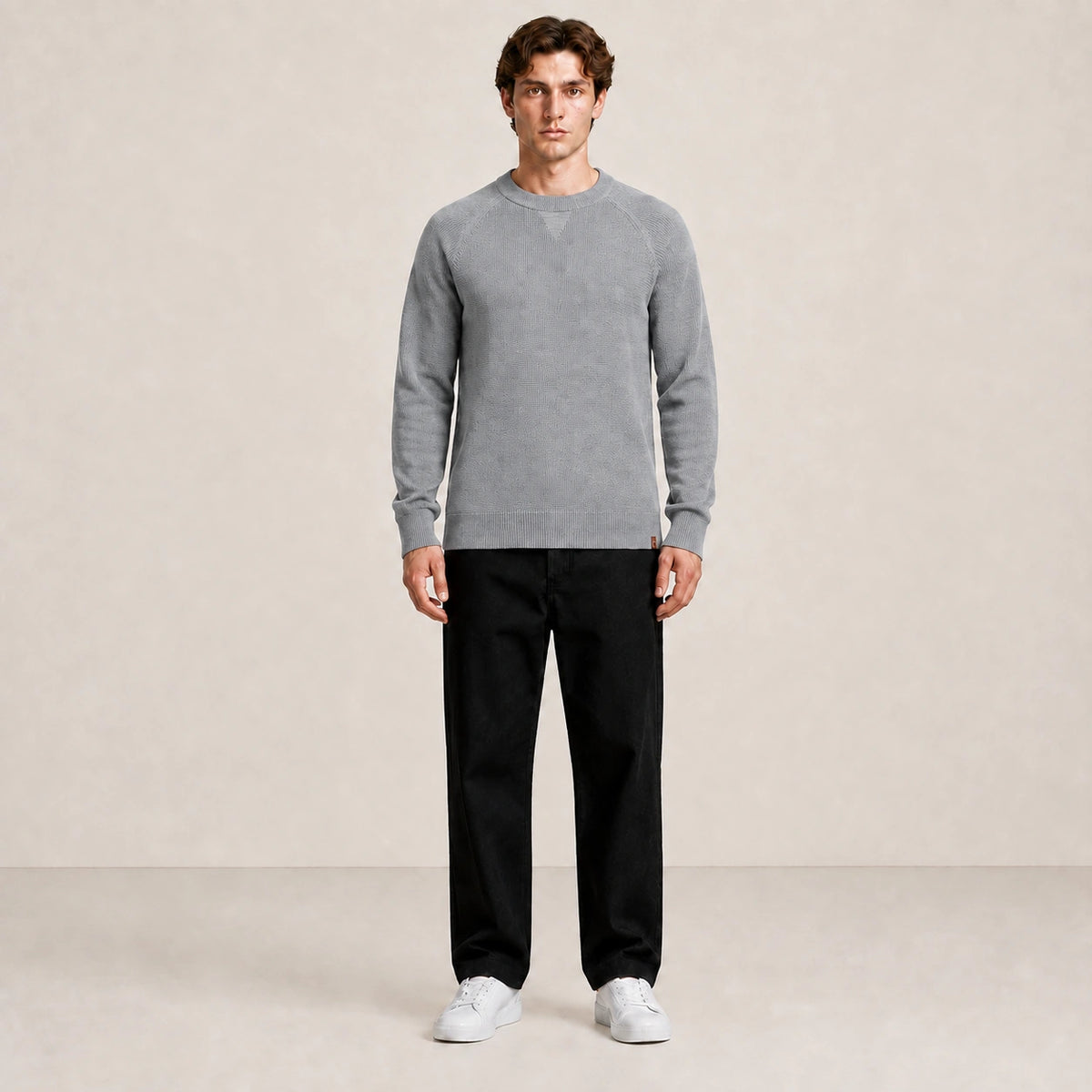 Pull homme col rond à manches raglan gris clair, porté de face en studio IVAREE.