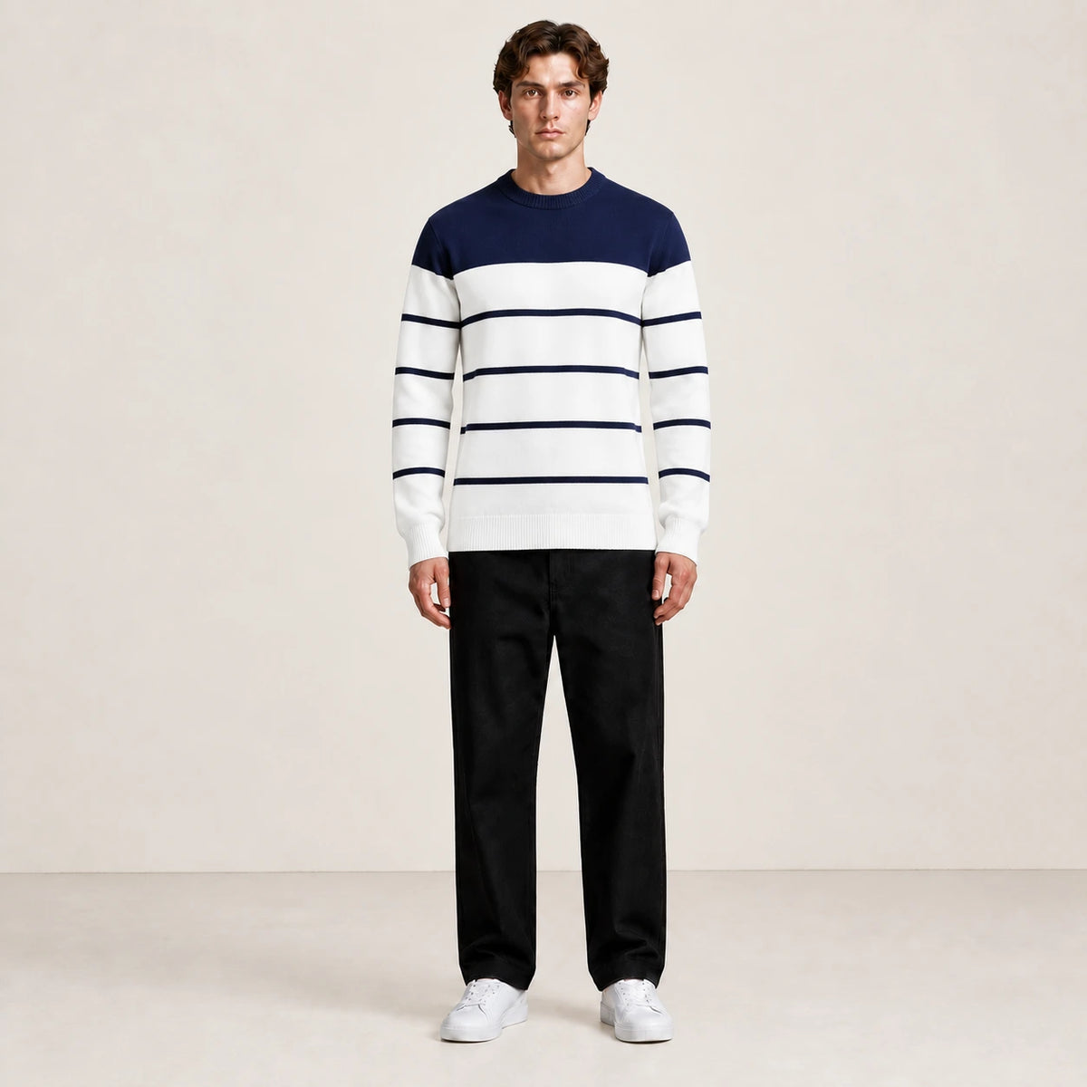 Pull rayé bleu et blanc à col rond porté de face dans le studio IVAREE.