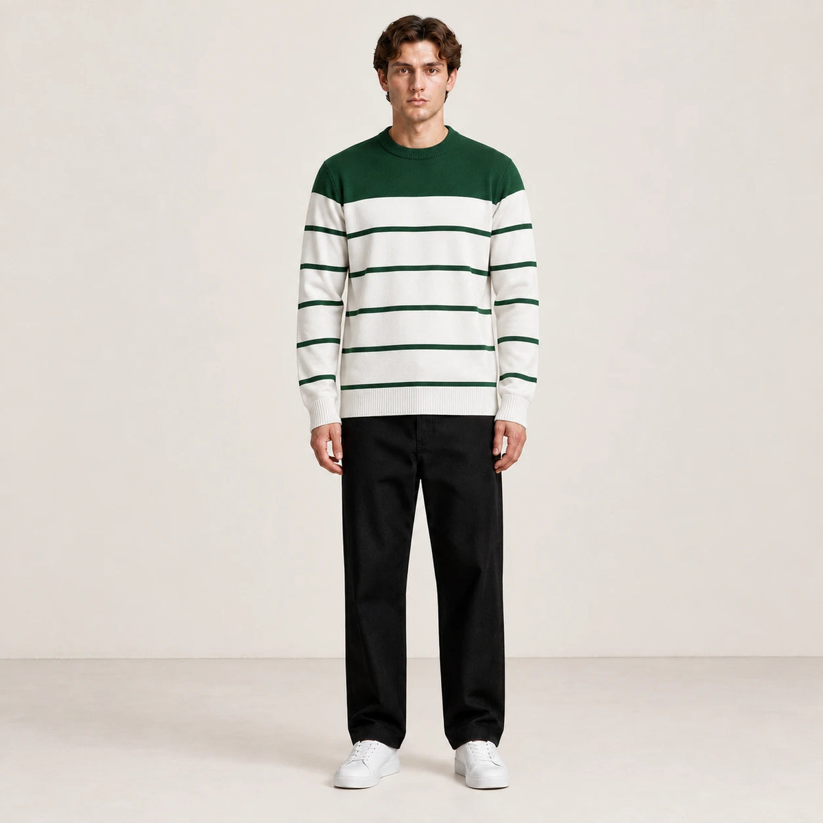 Pull rayé vert kaki et blanc à col rond porté de face dans le studio IVAREE.