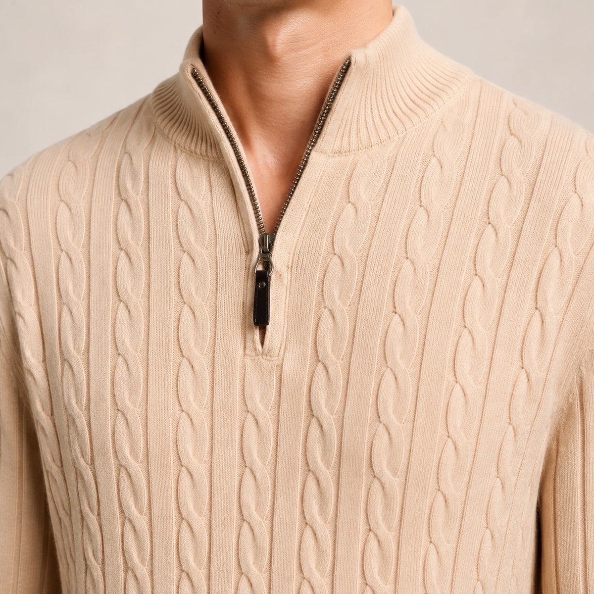 Détail du col montant zippé et des torsades du pull beige IVAREE.