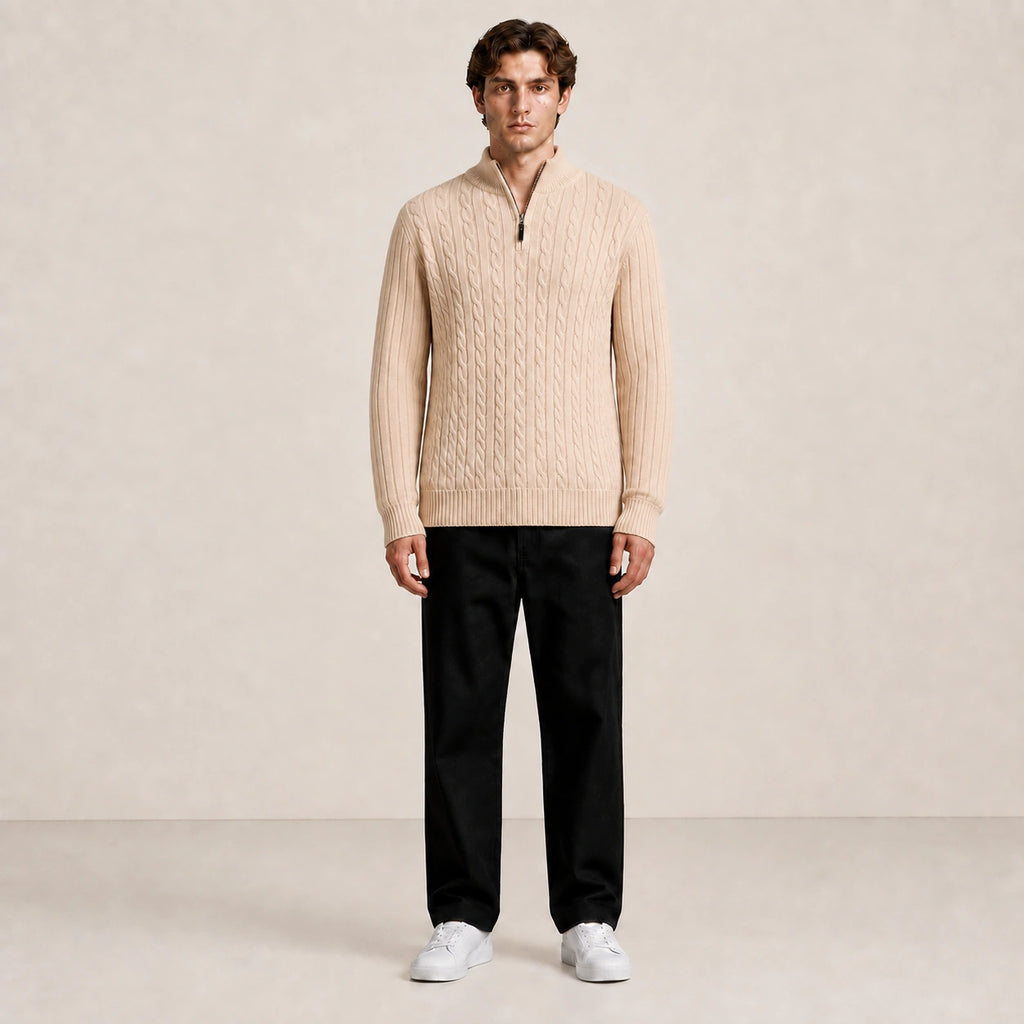 Pull homme à torsades et col zippé beige, porté de face en studio IVAREE.