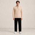 Pull homme à torsades et col zippé beige, porté de face en studio IVAREE.