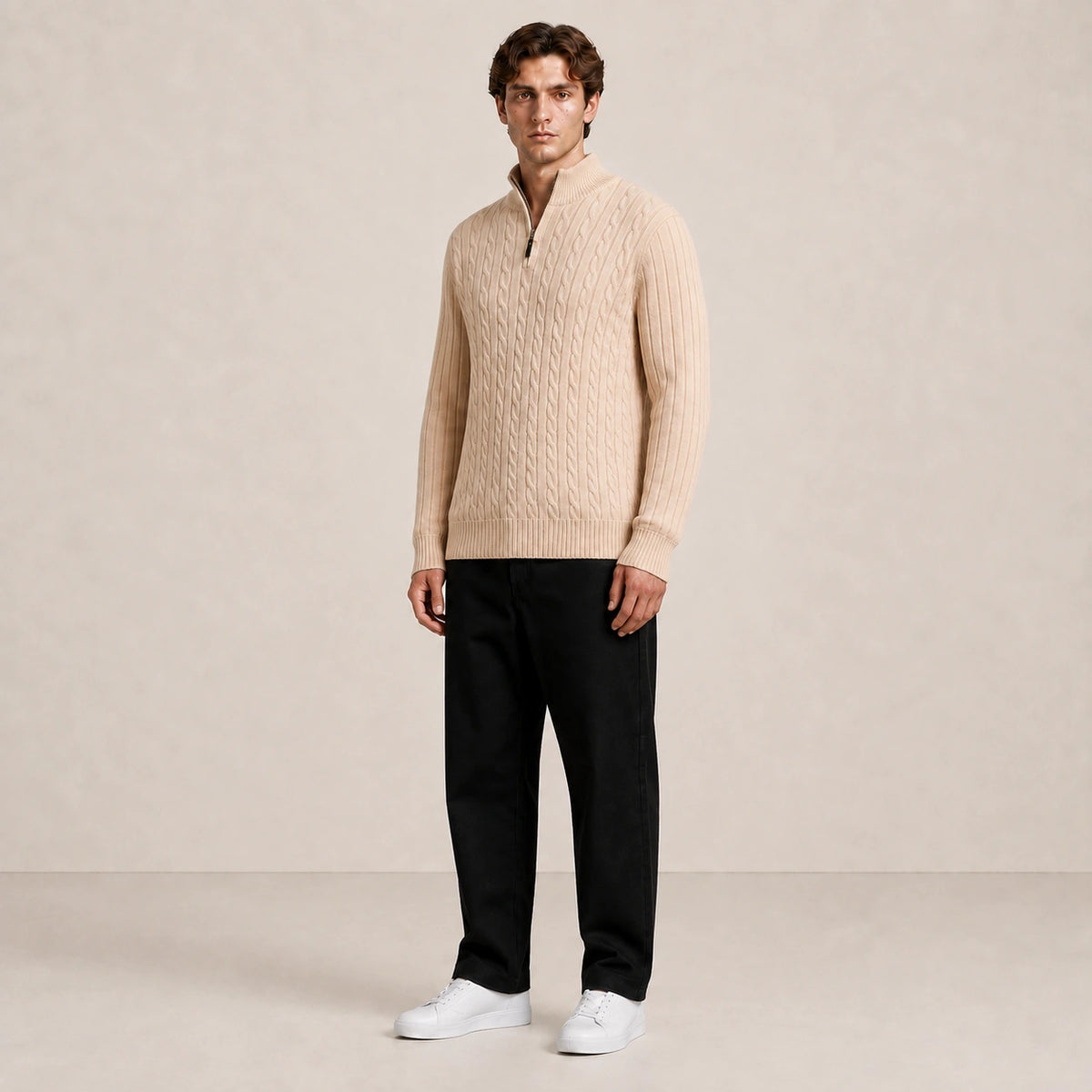 Pull homme à torsades et col zippé beige, porté de trois quarts en studio IVAREE.