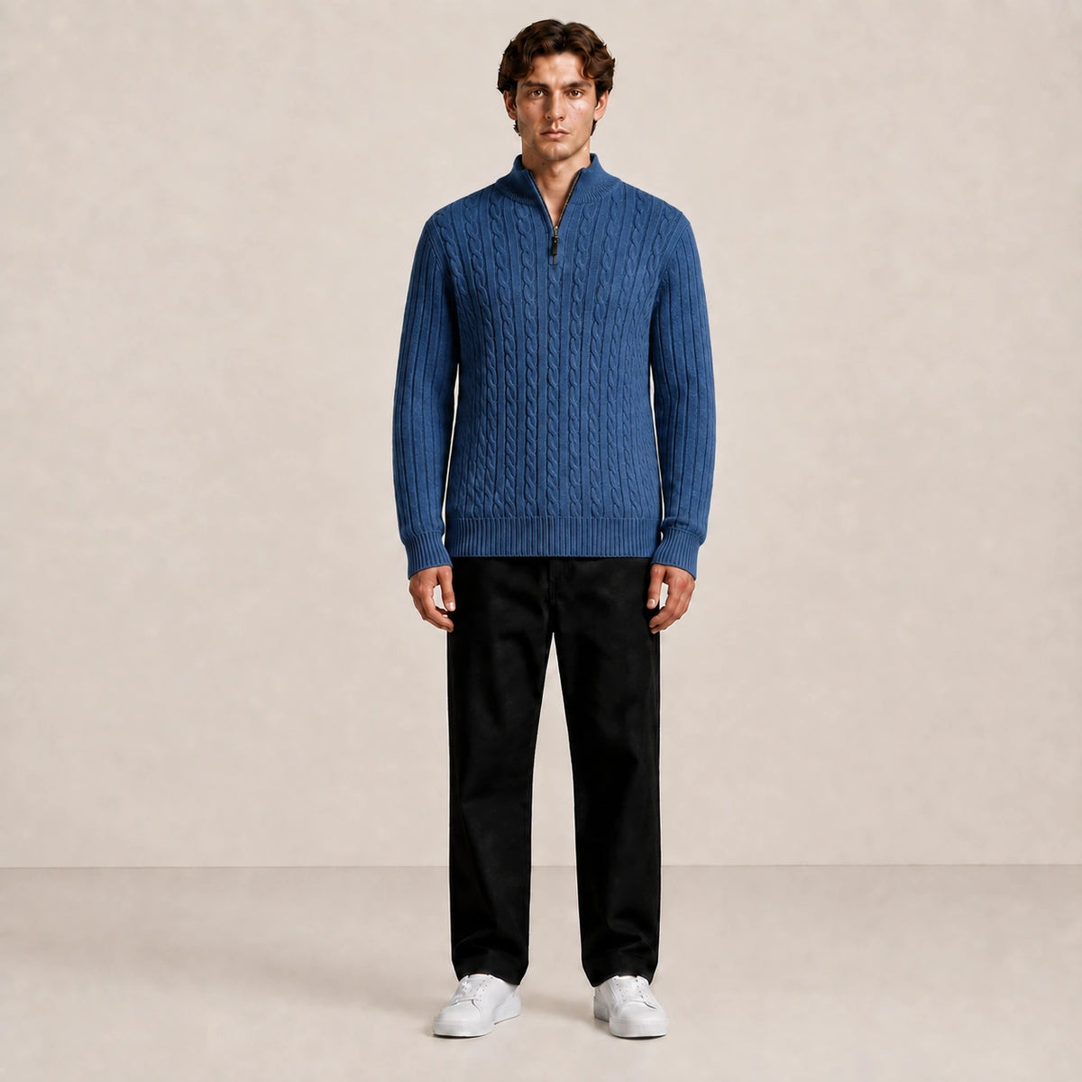 Pull homme à torsades et col zippé bleu, porté de face en studio IVAREE.
