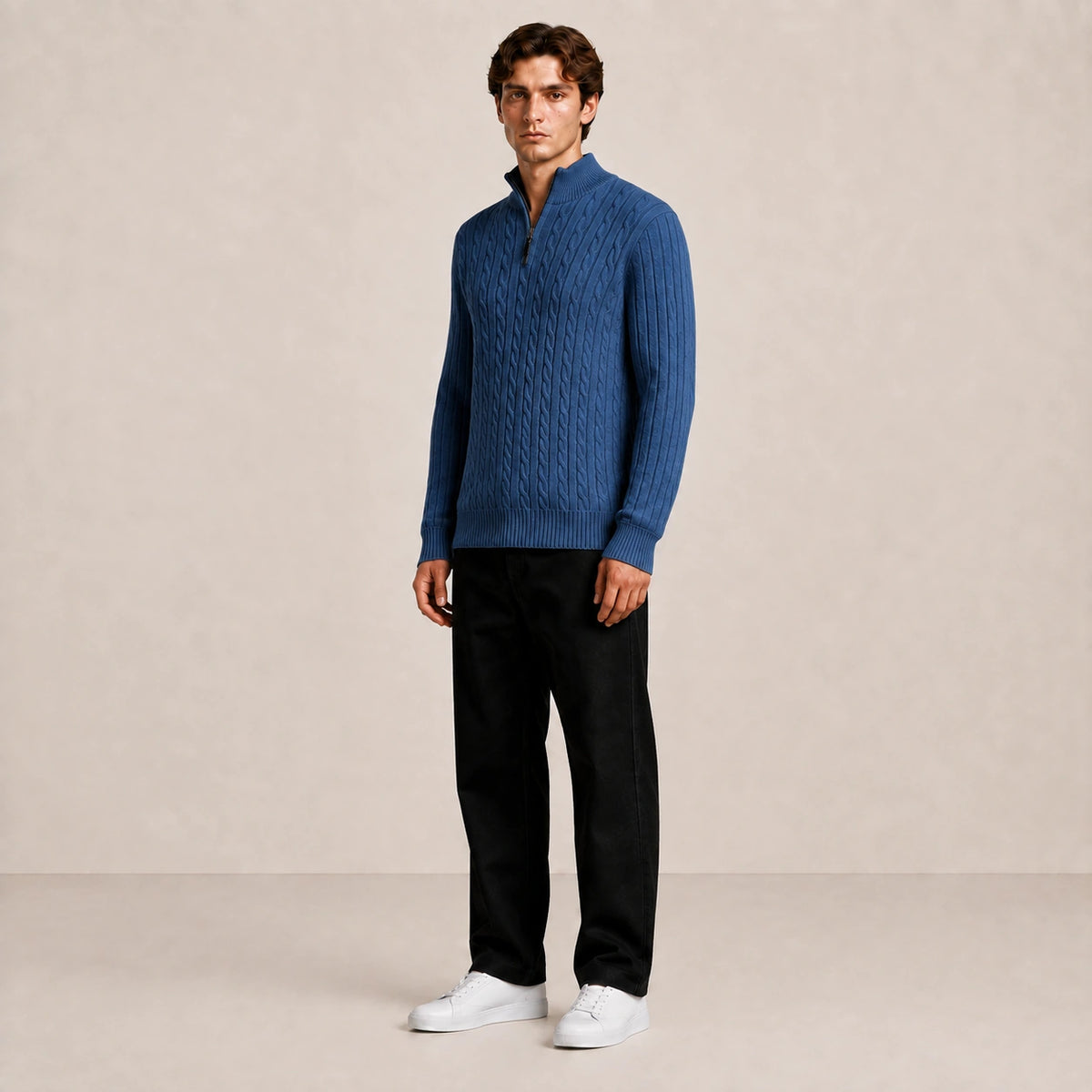 Pull homme à torsades et col zippé bleu, porté de trois quarts en studio IVAREE.
