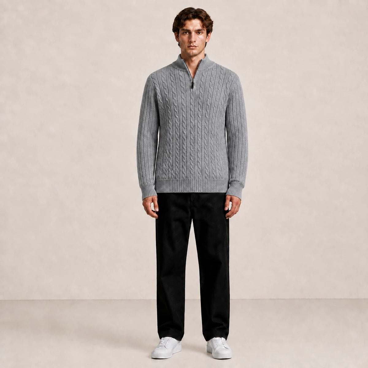 Pull homme à torsades et col zippé gris, porté de face en studio IVAREE.